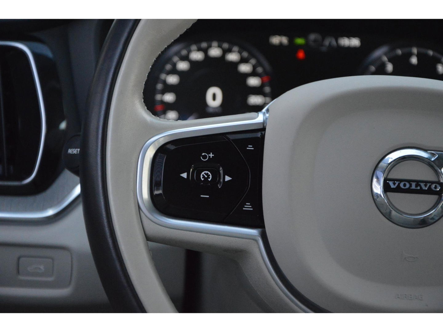 Volvo V60 Cross Country B5 AWD | Pilot-Assist | BLIS | Stoel + Stuur Verwarmd | Camera | Dealer onderhouden |