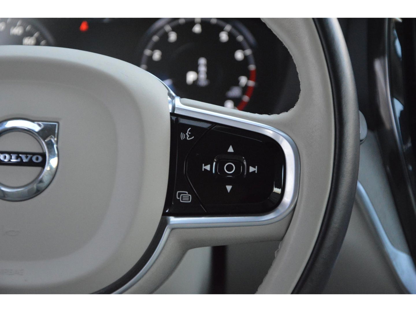 Volvo V60 Cross Country B5 AWD | Pilot-Assist | BLIS | Stoel + Stuur Verwarmd | Camera | Dealer onderhouden |