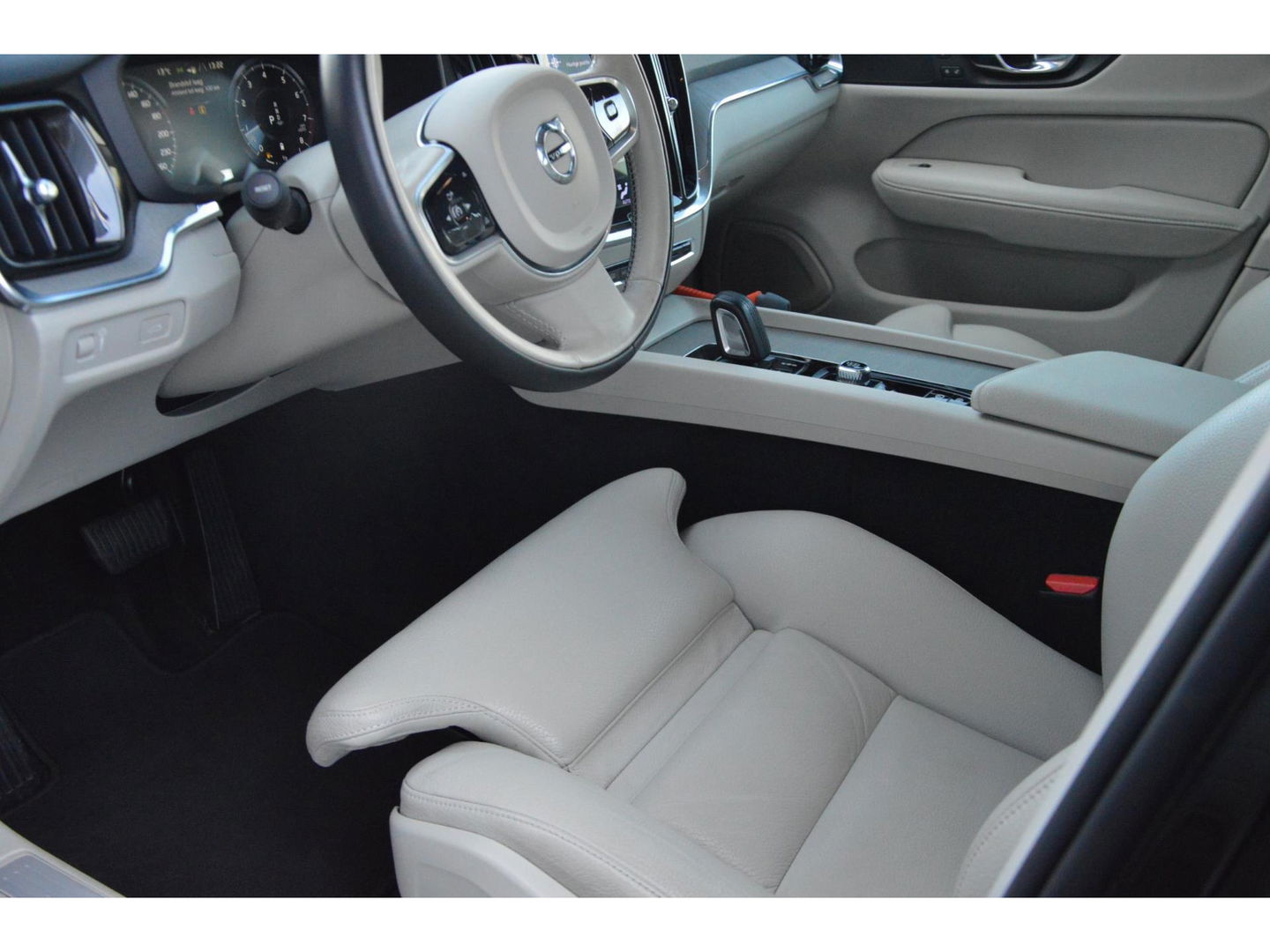 Volvo V60 Cross Country B5 AWD | Pilot-Assist | BLIS | Stoel + Stuur Verwarmd | Camera | Dealer onderhouden |