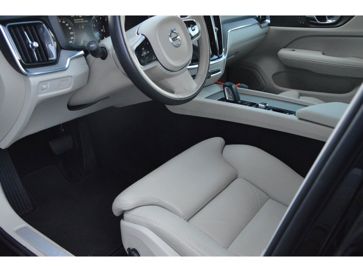 Volvo V60 Cross Country B5 AWD | Pilot-Assist | BLIS | Stoel + Stuur Verwarmd | Camera | Dealer onderhouden |