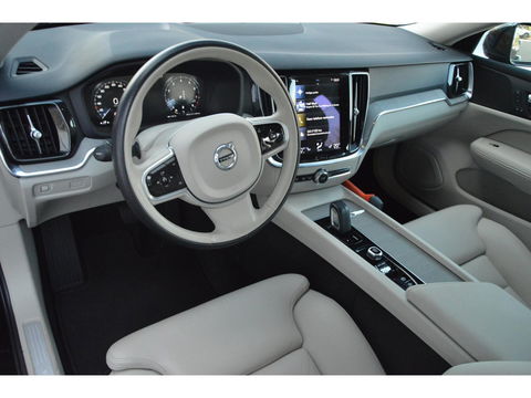 Volvo V60 Cross Country B5 AWD | Pilot-Assist | BLIS | Stoel + Stuur Verwarmd | Camera | Dealer onderhouden |