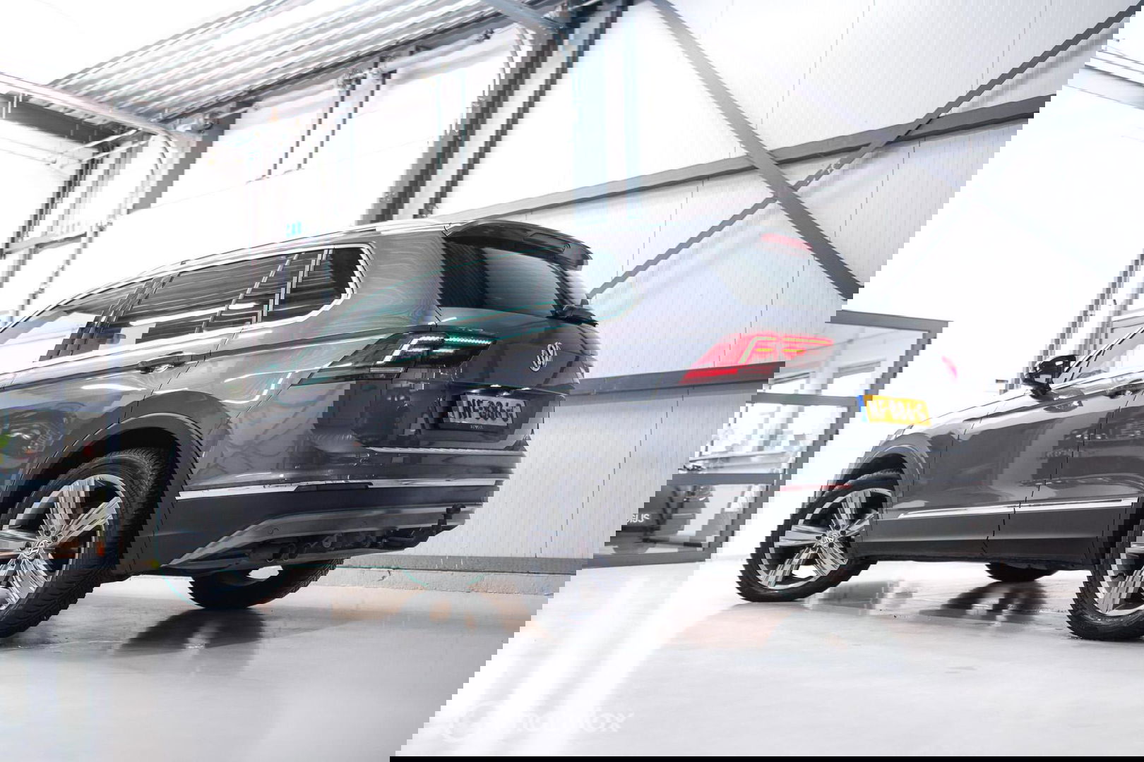 Volkswagen Tiguan 1.4 TSI ACT Highline DSG | LED | Adaptive | Trekhaak | Virtual Cockpit | Stoelverwarming | NAP NL auto |