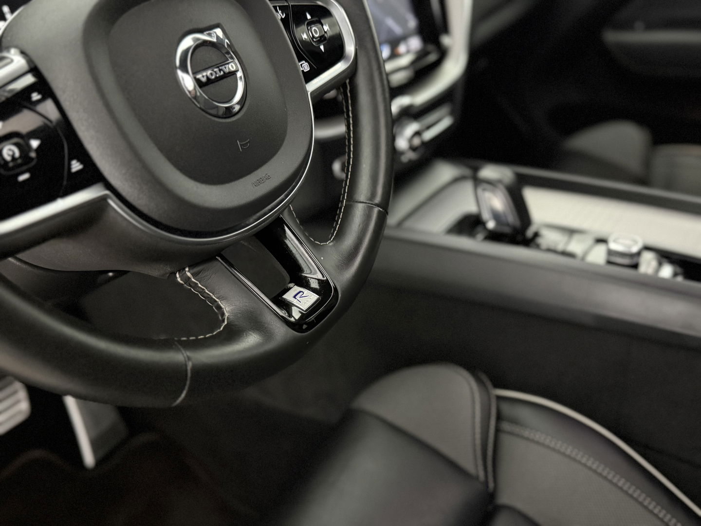 Volvo XC60 2.0 T8 Twin Engine AWD R-design | SOH 86% | Pano | Memory | Virtual | Sfeer | Camera | Adap. Cruise | Stoelverw. | Carplay