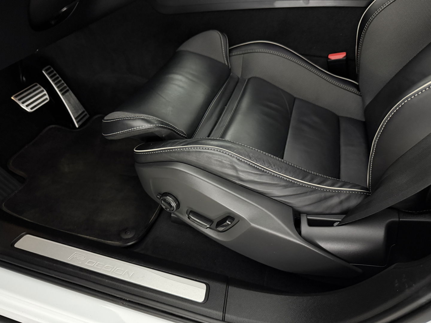 Volvo XC60 2.0 T8 Twin Engine AWD R-design | SOH 86% | Pano | Memory | Virtual | Sfeer | Camera | Adap. Cruise | Stoelverw. | Carplay