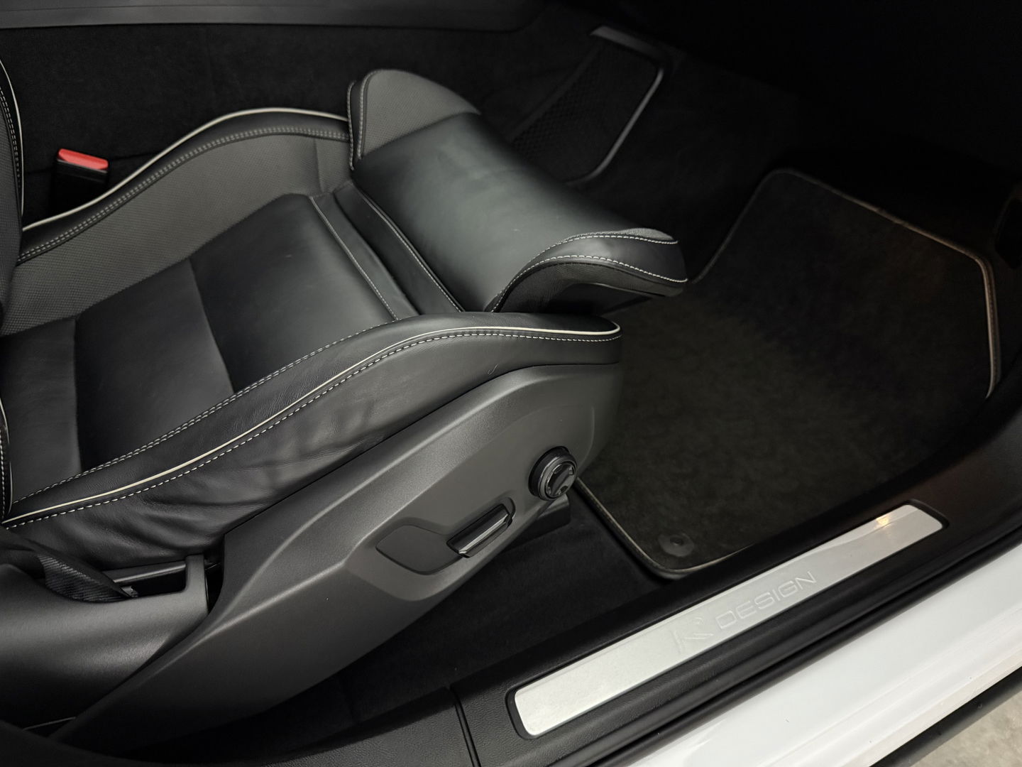 Volvo XC60 2.0 T8 Twin Engine AWD R-design | SOH 86% | Pano | Memory | Virtual | Sfeer | Camera | Adap. Cruise | Stoelverw. | Carplay