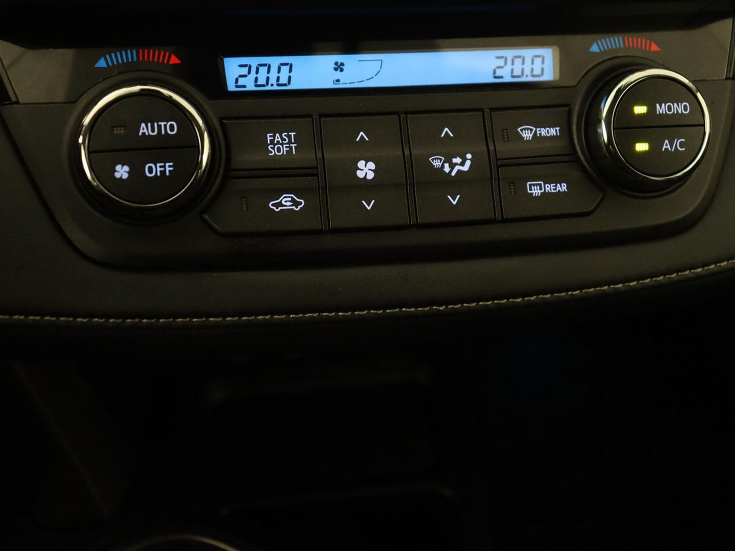 Toyota RAV4 2.5 Hybrid AWD Dynamic | Stoel & stuurverwarming | Adaptive cruise | Trekhaak | Camera | Navigatie | Climate control | Bluetooth