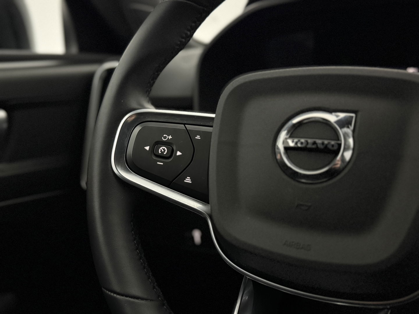 Volvo XC40 Recharge Twin Plus 408PK 78 kWh | SOH 94% | Snelladen | Camera | Adap. Cruise | Stoel/Stuur verw. | Trekh. | Carplay | Keyless