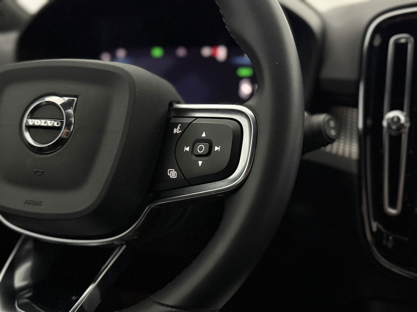 Volvo XC40 Recharge Twin Plus 408PK 78 kWh | SOH 94% | Snelladen | Camera | Adap. Cruise | Stoel/Stuur verw. | Trekh. | Carplay | Keyless