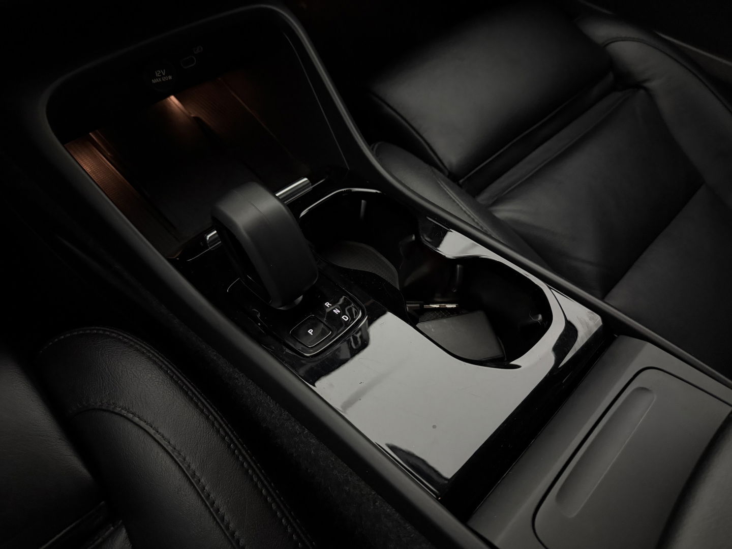 Volvo XC40 Recharge Twin Plus 408PK 78 kWh | SOH 94% | Snelladen | Camera | Adap. Cruise | Stoel/Stuur verw. | Trekh. | Carplay | Keyless