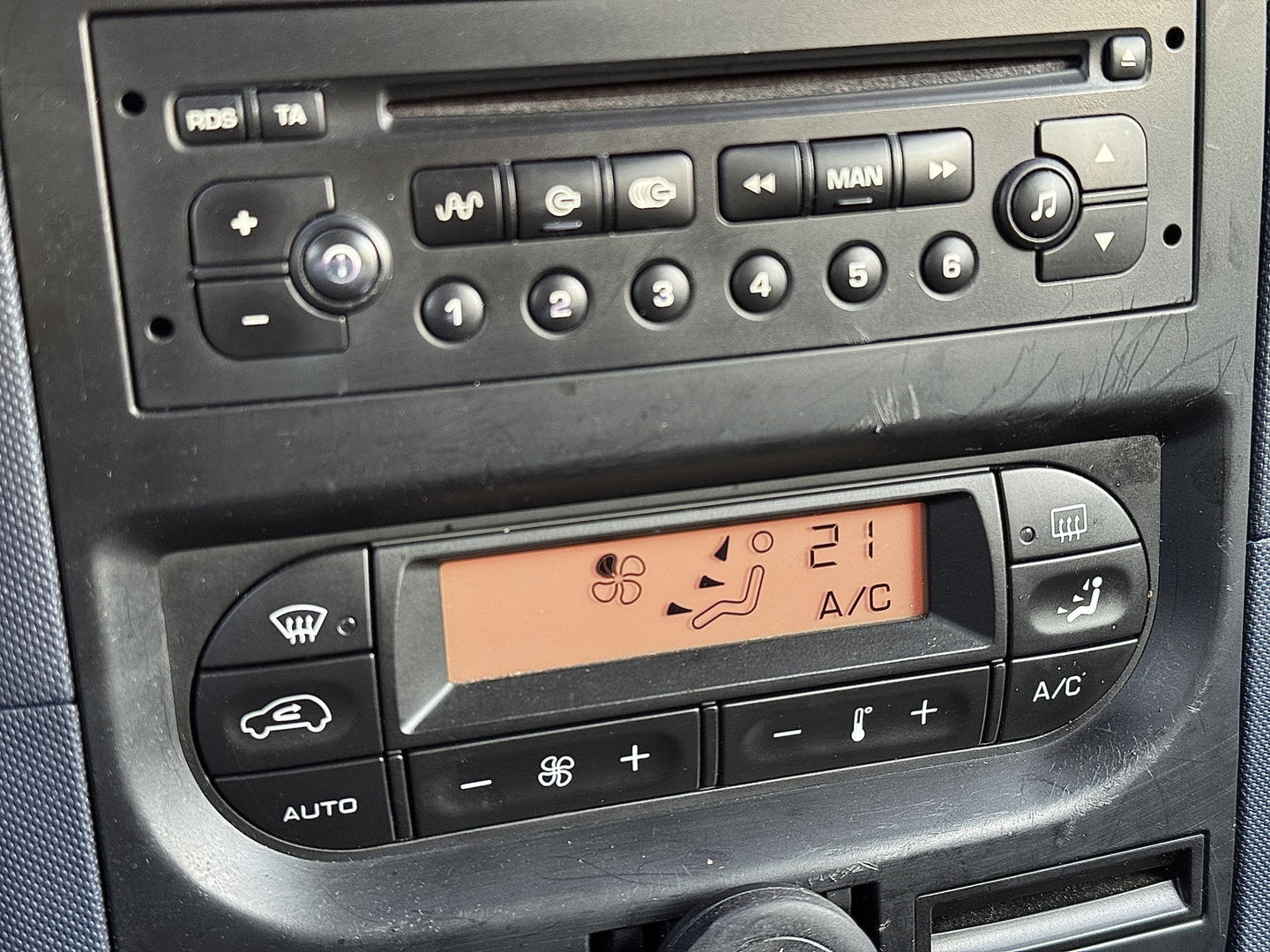 Peugeot 1007 1.4 Sesam Gentry | Handel / Export | Elektrische Schuifdeuren | Airconditioning | Cruise Control | Isofix | Elektrische Ramen | Elektrische Spiegels |