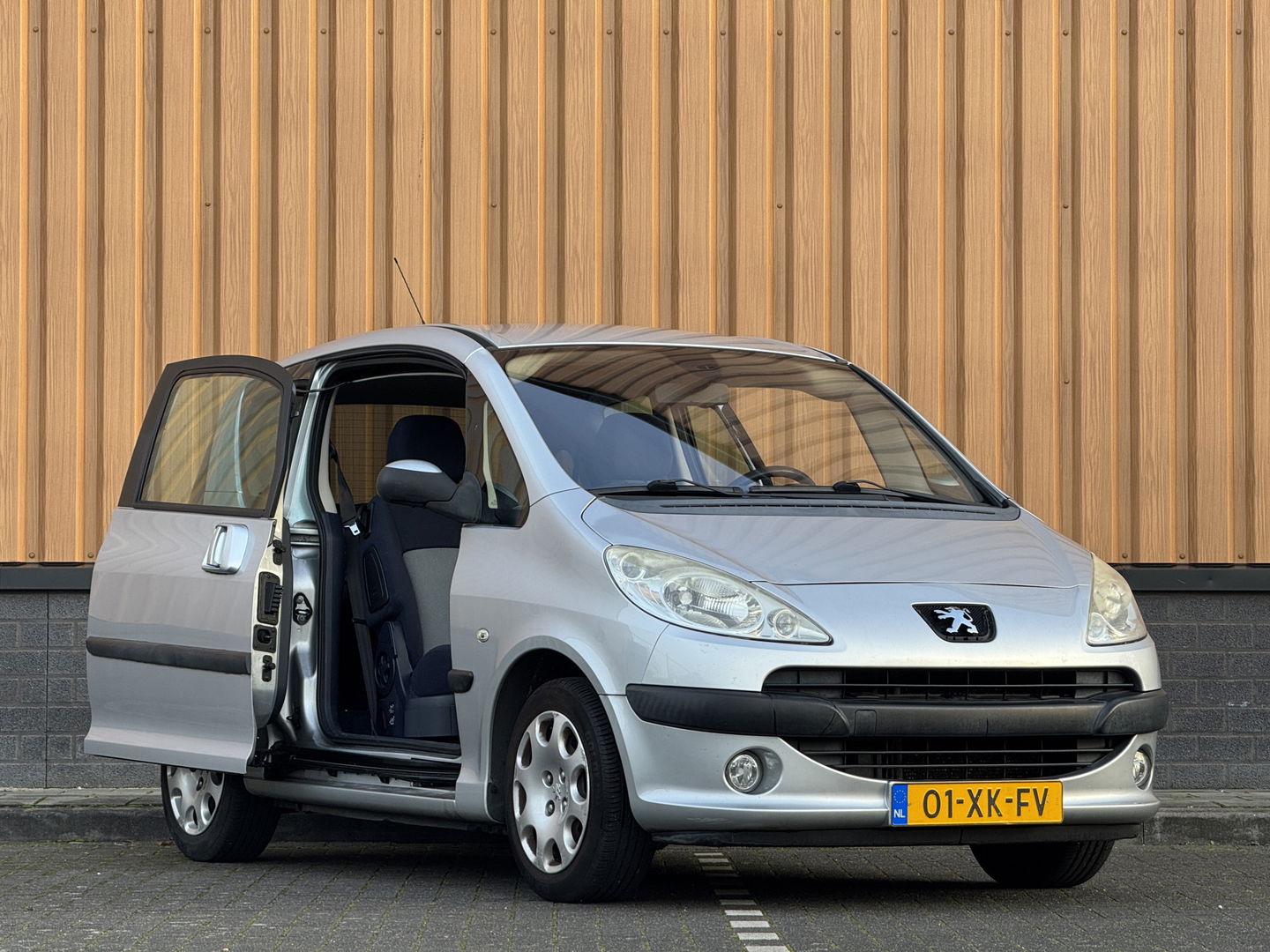 Peugeot 1007 1.4 Sesam Gentry | Handel / Export | Elektrische Schuifdeuren | Airconditioning | Cruise Control | Isofix | Elektrische Ramen | Elektrische Spiegels |
