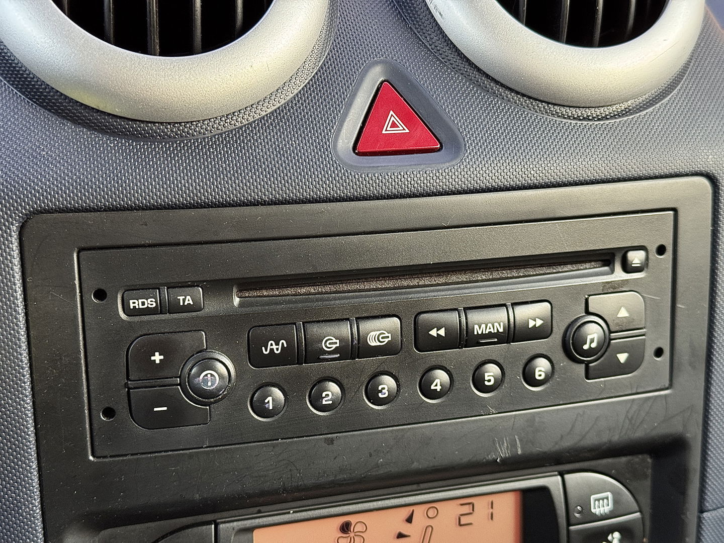 Peugeot 1007 1.4 Sesam Gentry | Handel / Export | Elektrische Schuifdeuren | Airconditioning | Cruise Control | Isofix | Elektrische Ramen | Elektrische Spiegels |