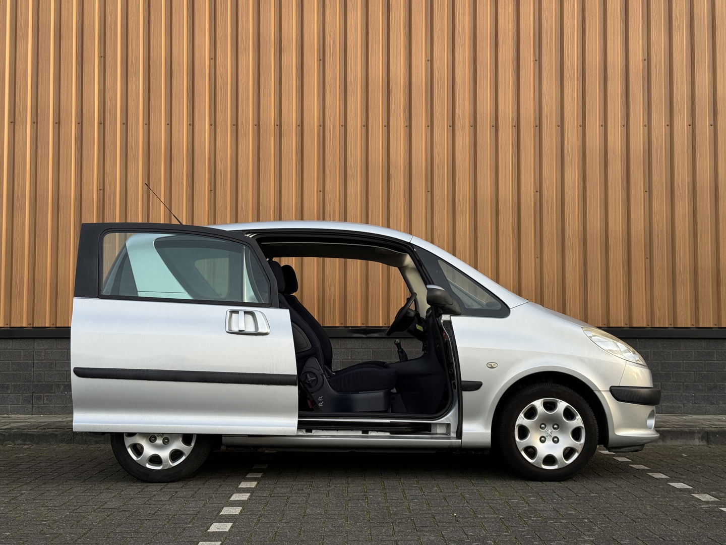 Peugeot 1007 1.4 Sesam Gentry | Handel / Export | Elektrische Schuifdeuren | Airconditioning | Cruise Control | Isofix | Elektrische Ramen | Elektrische Spiegels |