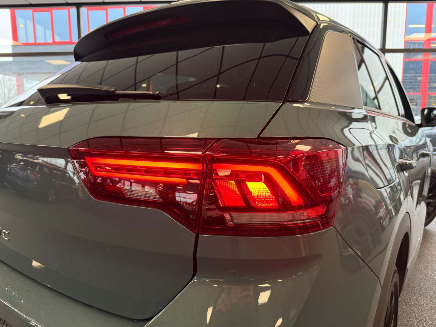 Volkswagen T-Roc 1.5 TSI R-Line I Automaat I PANO I LMV I Volledig dealeronderhouden I 2de eigenaar