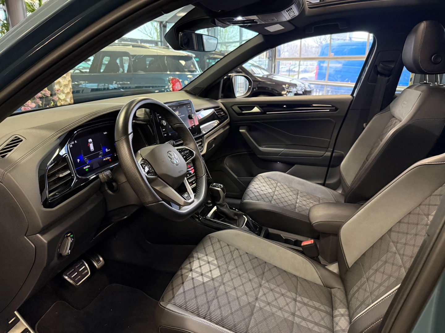 Volkswagen T-Roc 1.5 TSI R-Line I Automaat I PANO I LMV I Volledig dealeronderhouden I 2de eigenaar