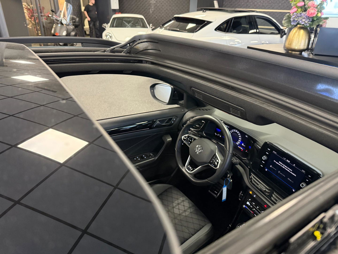 Volkswagen T-Roc 1.5 TSI R-Line I Automaat I PANO I LMV I Volledig dealeronderhouden I 2de eigenaar