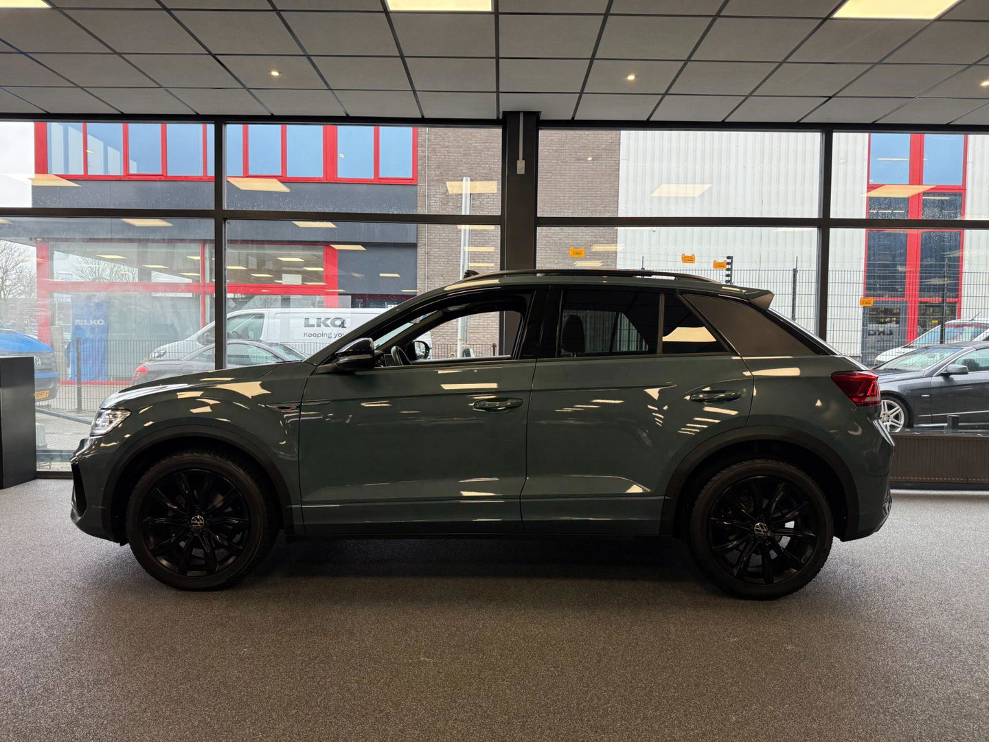 Volkswagen T-Roc 1.5 TSI R-Line I Automaat I PANO I LMV I Volledig dealeronderhouden I 2de eigenaar