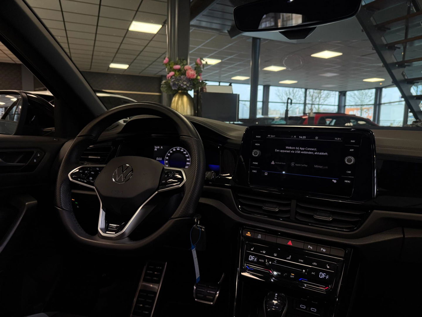 Volkswagen T-Roc 1.5 TSI R-Line I Automaat I PANO I LMV I Volledig dealeronderhouden I 2de eigenaar