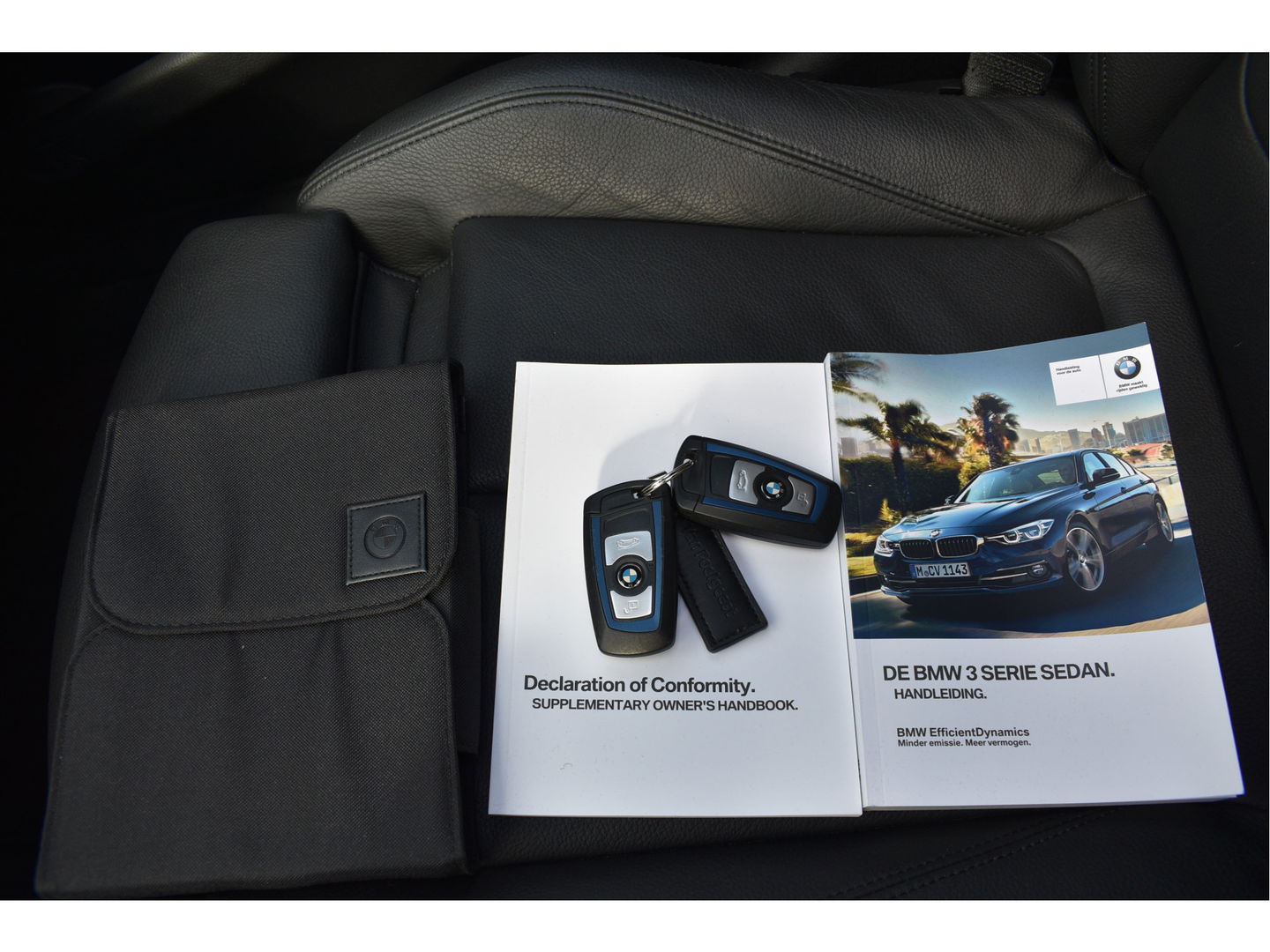 BMW 3 Serie 318i 318 I Edition M Sport Shadow Executive NL-AUTO | OPEN DAK | DIGITALE TELLERS | LEDEREN BEKL | Z+W BANDEN | STOELVERWARMING | NAVI