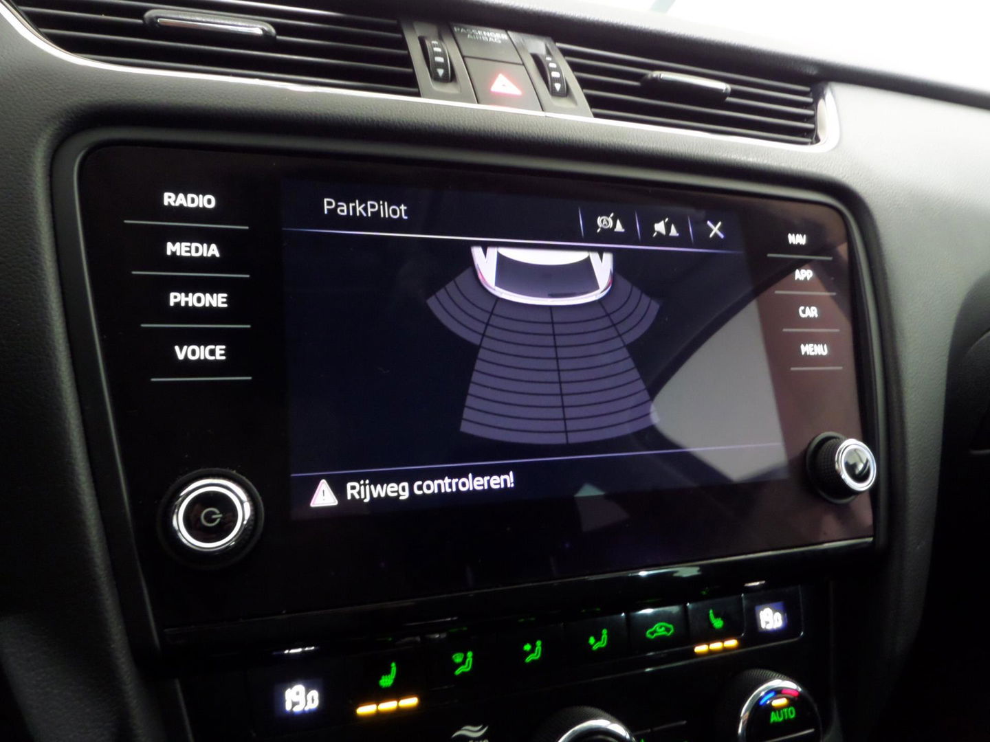 Škoda Octavia Combi 1.0 TSI Greentech Ambition Business "Origineel NL!" Automaat! Apple-carplay Stoelverwarming Full-LED Navigatie