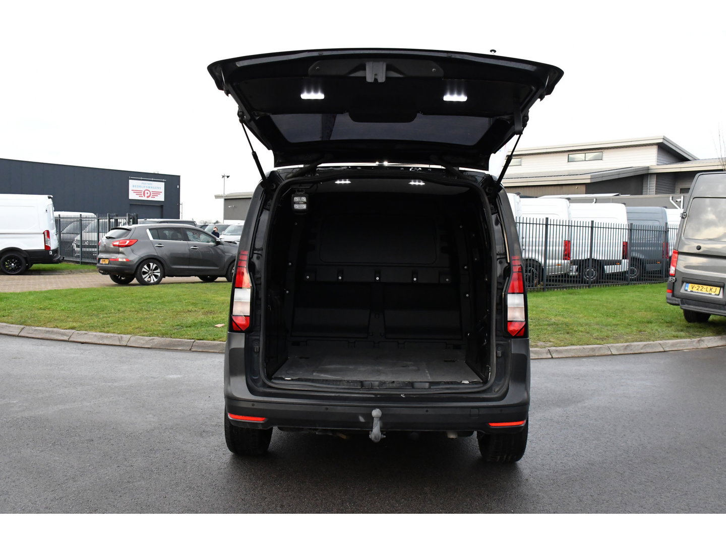 Volkswagen Caddy Cargo 2.0 TDI Black Edition Cruise, Camera, Carplay, LED, NAVI, Automaat, Klep, 122pk, Stoelverwarming, Uniek!