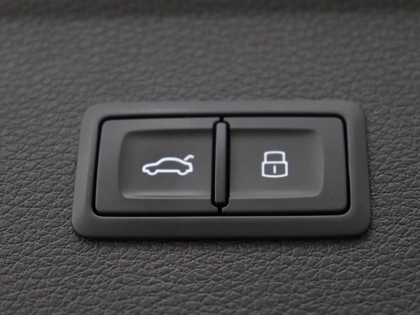 Audi Q5 55 TFSIe quattro S edition | Panoramadak | Carplay | Stoelverwarming | Trekhaak | Adaptive cruise | 20'' | Leder/Alcantara | Camera | Navigatie | DAB | Virtual Cockpit | Full LED | S Line | PHEV | Plug In