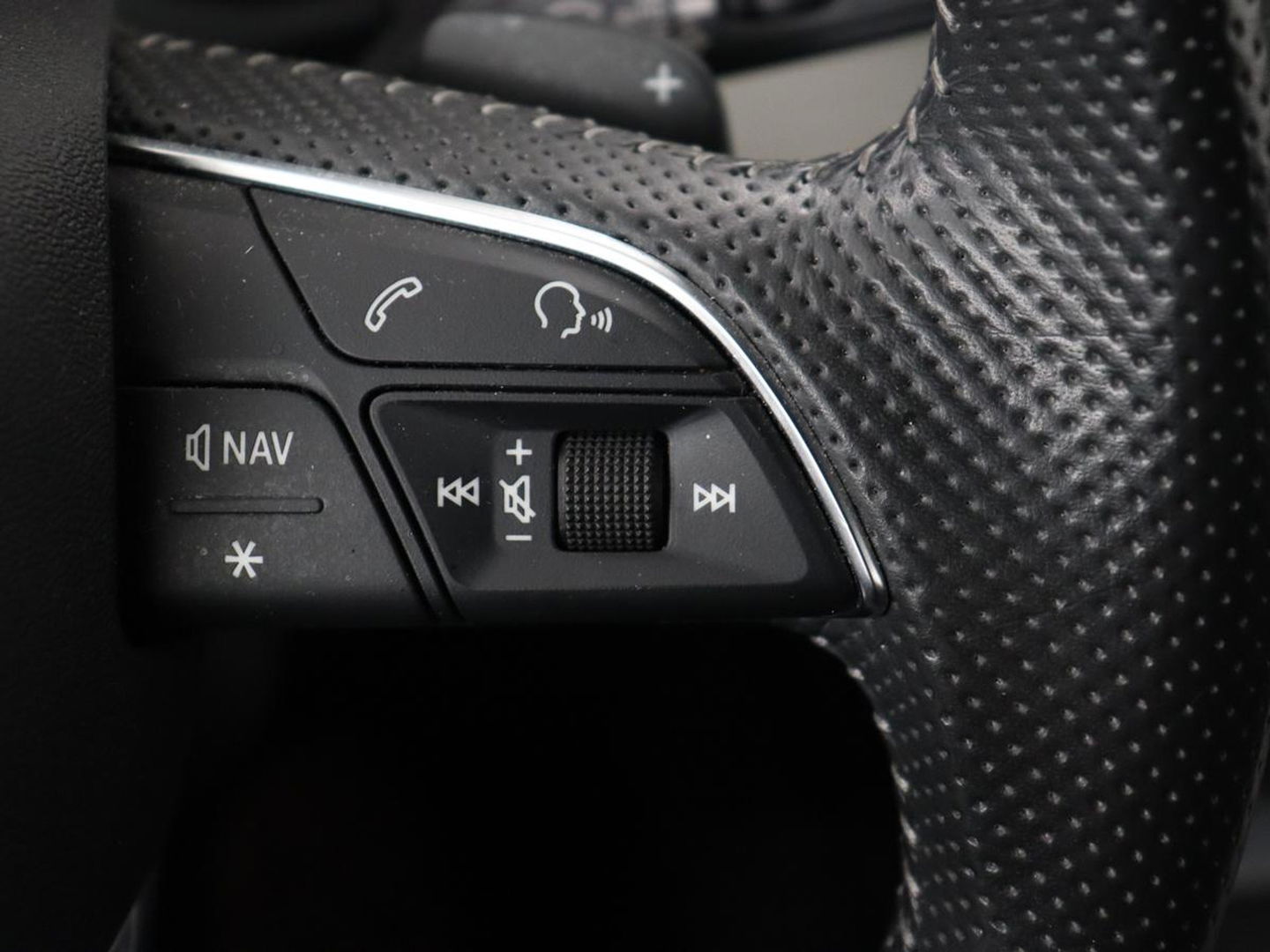 Audi Q5 55 TFSIe quattro S edition | Panoramadak | Carplay | Stoelverwarming | Trekhaak | Adaptive cruise | 20'' | Leder/Alcantara | Camera | Navigatie | DAB | Virtual Cockpit | Full LED | S Line | PHEV | Plug In