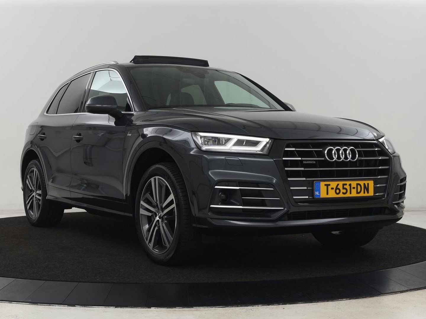 Audi Q5 55 TFSIe quattro S edition | Panoramadak | Carplay | Stoelverwarming | Trekhaak | Adaptive cruise | 20'' | Leder/Alcantara | Camera | Navigatie | DAB | Virtual Cockpit | Full LED | S Line | PHEV | Plug In