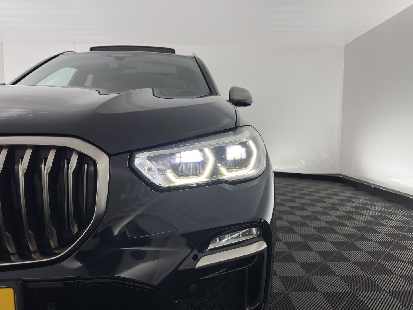 BMW X5 M50d M-Sportpack High Executive Aut. *PANO | HEAD-UP | LASER-LED | LUXURY-LEATHER | SOFT-CLOSE | ADAPTIVE-CRUISE | HARMAN/KARDON | BLIND-SPOT | MEMORY-PACK | TOP-VIEW | DIGI-COCKPIT | NAVI-FULLMAP | ECC | PDC | TOWBAR |