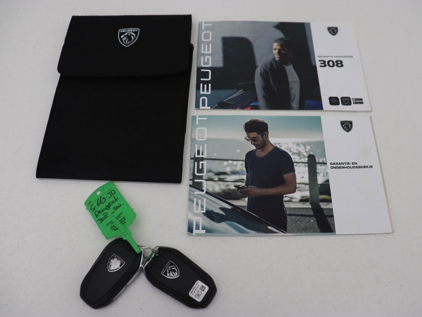 Peugeot 308 1.6 PHEV Active Pack Business | Stoelverwarming | Half leder | Sportstoelen | Carplay | Parkeerhulp | Full LED | Climate control | Bluetooth | Cruise control | Plug In