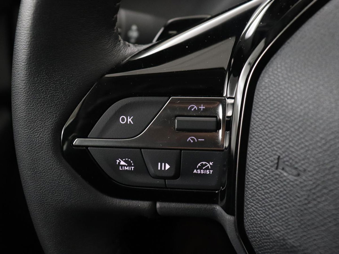 Peugeot 308 1.6 PHEV Active Pack Business | Stoelverwarming | Half leder | Sportstoelen | Carplay | Parkeerhulp | Full LED | Climate control | Bluetooth | Cruise control | Plug In