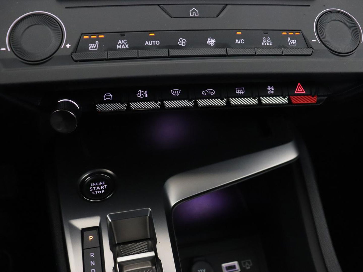 Peugeot 308 1.6 PHEV Active Pack Business | Stoelverwarming | Half leder | Sportstoelen | Carplay | Parkeerhulp | Full LED | Climate control | Bluetooth | Cruise control | Plug In