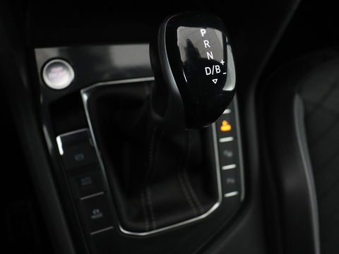 Volkswagen Tiguan 1.4 TSI eHybrid R-Line | Panoramadak | Trekhaak | Head-Up | Stoelverwarming | Adaptive cruise | Camera | Carplay | Matrix LED | Navigatie | 19'' | Virtual Cockpit | PHEV | Plug In