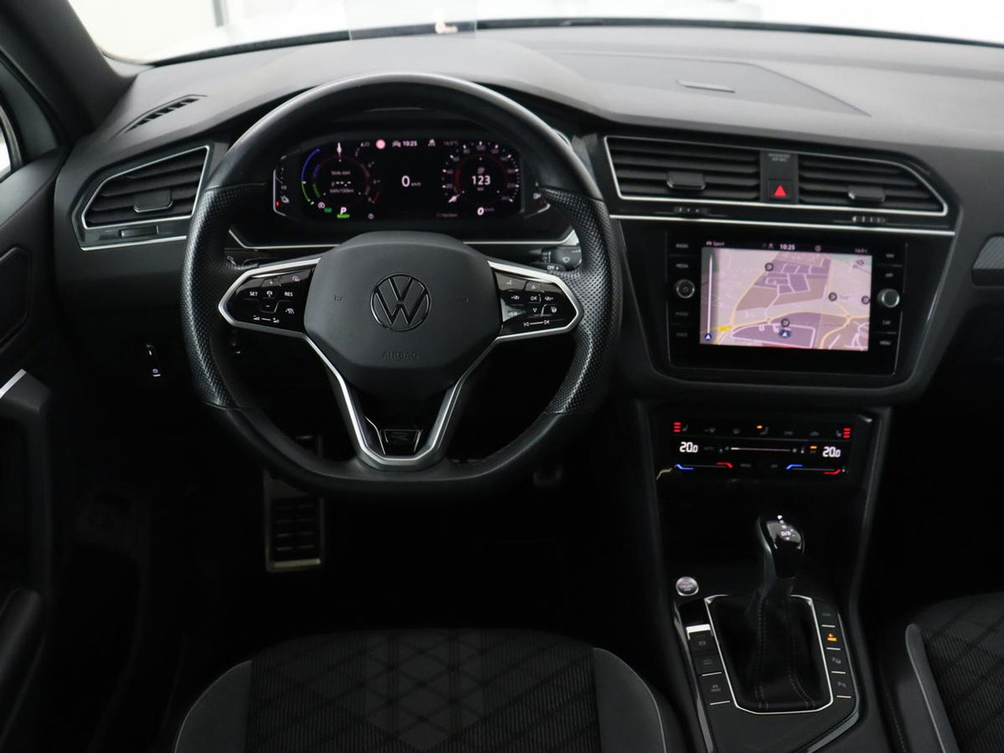 Volkswagen Tiguan 1.4 TSI eHybrid R-Line | Panoramadak | Trekhaak | Head-Up | Stoelverwarming | Adaptive cruise | Camera | Carplay | Matrix LED | Navigatie | 19'' | Virtual Cockpit | PHEV | Plug In