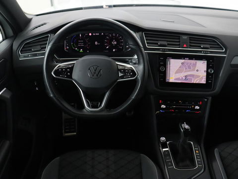 Volkswagen Tiguan 1.4 TSI eHybrid R-Line | Panoramadak | Trekhaak | Head-Up | Stoelverwarming | Adaptive cruise | Camera | Carplay | Matrix LED | Navigatie | 19'' | Virtual Cockpit | PHEV | Plug In