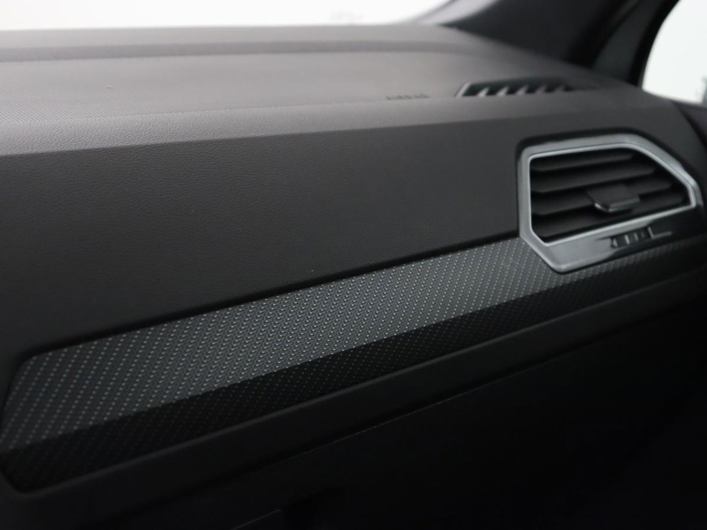 Volkswagen Tiguan 1.4 TSI eHybrid R-Line | Panoramadak | Trekhaak | Head-Up | Stoelverwarming | Adaptive cruise | Camera | Carplay | Matrix LED | Navigatie | 19'' | Virtual Cockpit | PHEV | Plug In