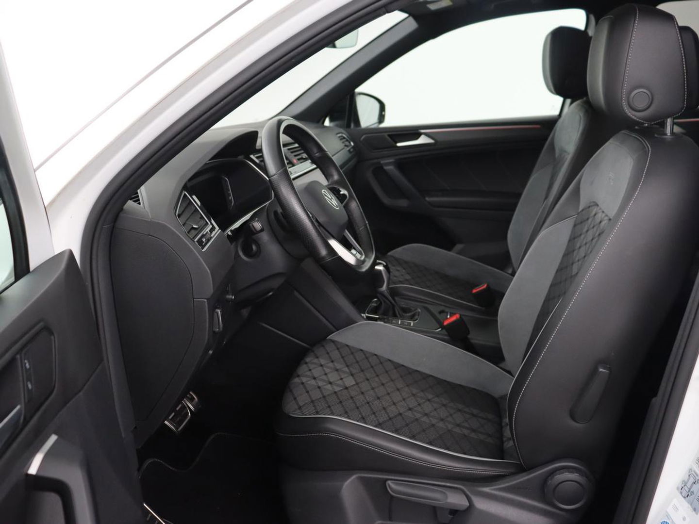 Volkswagen Tiguan 1.4 TSI eHybrid R-Line | Panoramadak | Trekhaak | Head-Up | Stoelverwarming | Adaptive cruise | Camera | Carplay | Matrix LED | Navigatie | 19'' | Virtual Cockpit | PHEV | Plug In