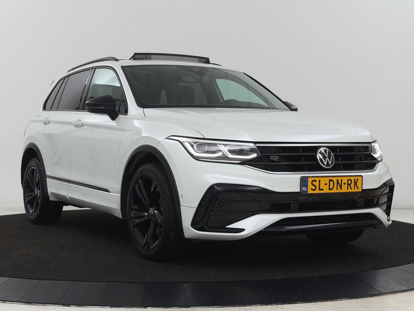Volkswagen Tiguan 1.4 TSI eHybrid R-Line | Panoramadak | Trekhaak | Head-Up | Stoelverwarming | Adaptive cruise | Camera | Carplay | Matrix LED | Navigatie | 19'' | Virtual Cockpit | PHEV | Plug In