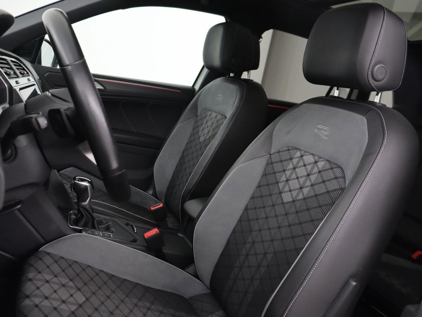 Volkswagen Tiguan 1.4 TSI eHybrid R-Line | Panoramadak | Trekhaak | Head-Up | Stoelverwarming | Adaptive cruise | Camera | Carplay | Matrix LED | Navigatie | 19'' | Virtual Cockpit | PHEV | Plug In