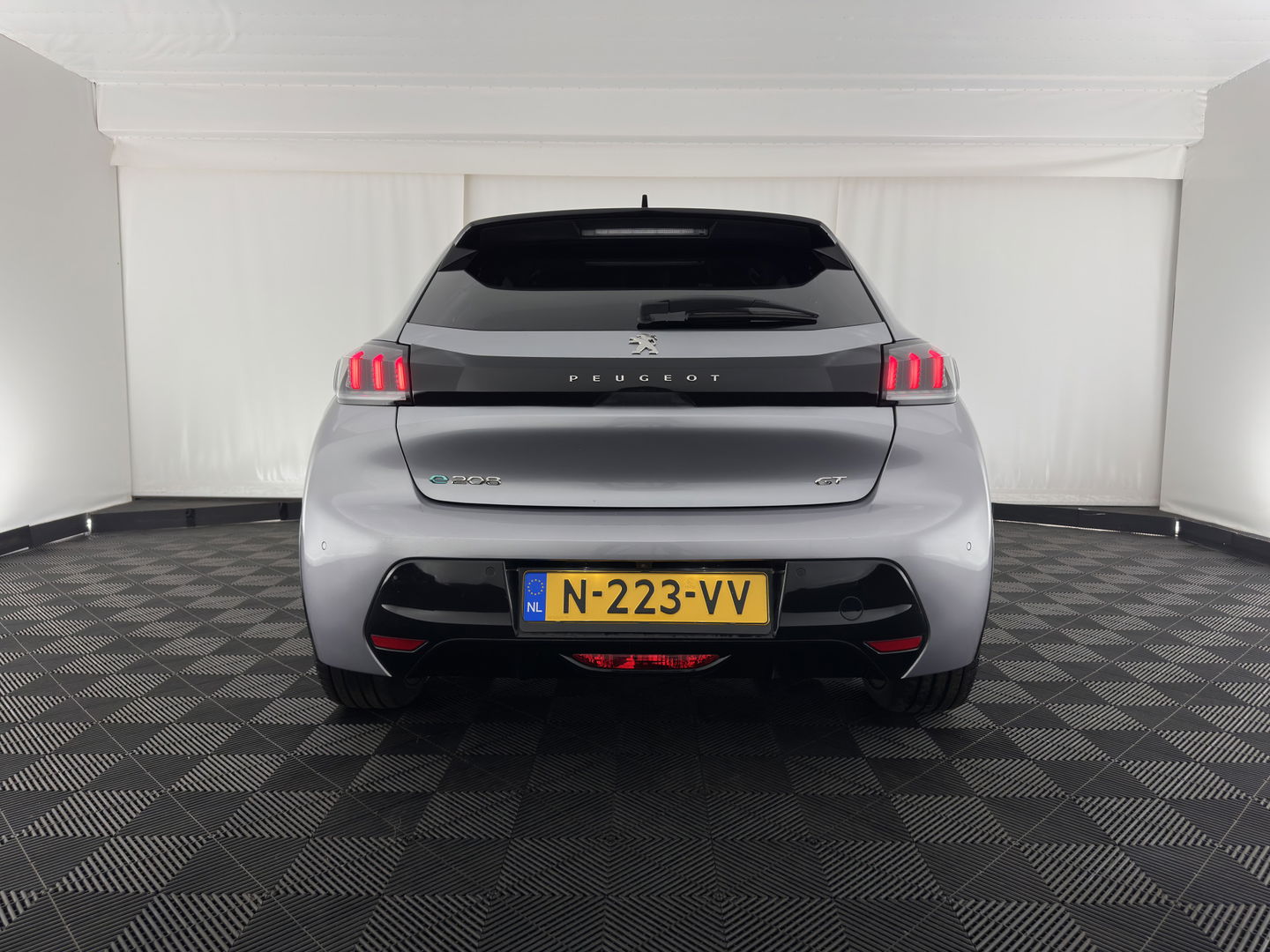 Peugeot e-208 EV GT Pack 50 kWh [ 3-Fase ] (INCL-BTW) (INCL-BTW) *FULL-LED | DIGI-COCKPIT | BLINDSPOT | CAMERA | LEATHER-ALCANTARA | AMBIENT-LIGHT | NAVI-FULLMAP | LANE-ASSIST | KEYLESS | DAB | CCS-FASTLOADER | HEATED-SPORTSEATS | 17'