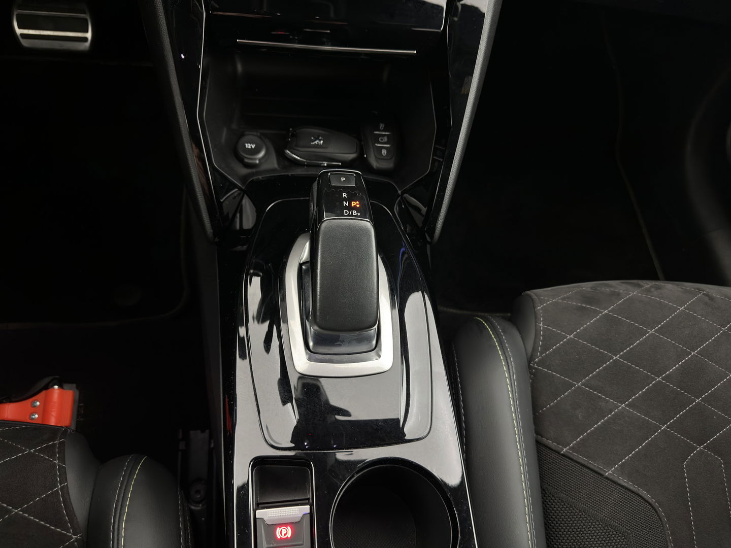 Peugeot e-208 EV GT Pack 50 kWh [ 3-Fase ] (INCL-BTW) (INCL-BTW) *FULL-LED | DIGI-COCKPIT | BLINDSPOT | CAMERA | LEATHER-ALCANTARA | AMBIENT-LIGHT | NAVI-FULLMAP | LANE-ASSIST | KEYLESS | DAB | CCS-FASTLOADER | HEATED-SPORTSEATS | 17'