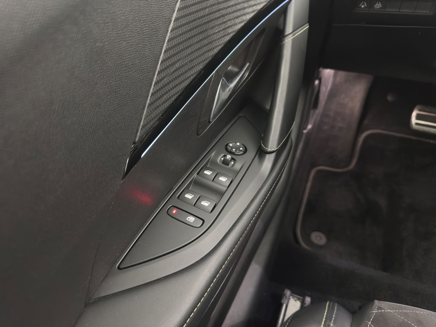 Peugeot e-208 EV GT Pack 50 kWh [ 3-Fase ] (INCL-BTW) (INCL-BTW) *FULL-LED | DIGI-COCKPIT | BLINDSPOT | CAMERA | LEATHER-ALCANTARA | AMBIENT-LIGHT | NAVI-FULLMAP | LANE-ASSIST | KEYLESS | DAB | CCS-FASTLOADER | HEATED-SPORTSEATS | 17'