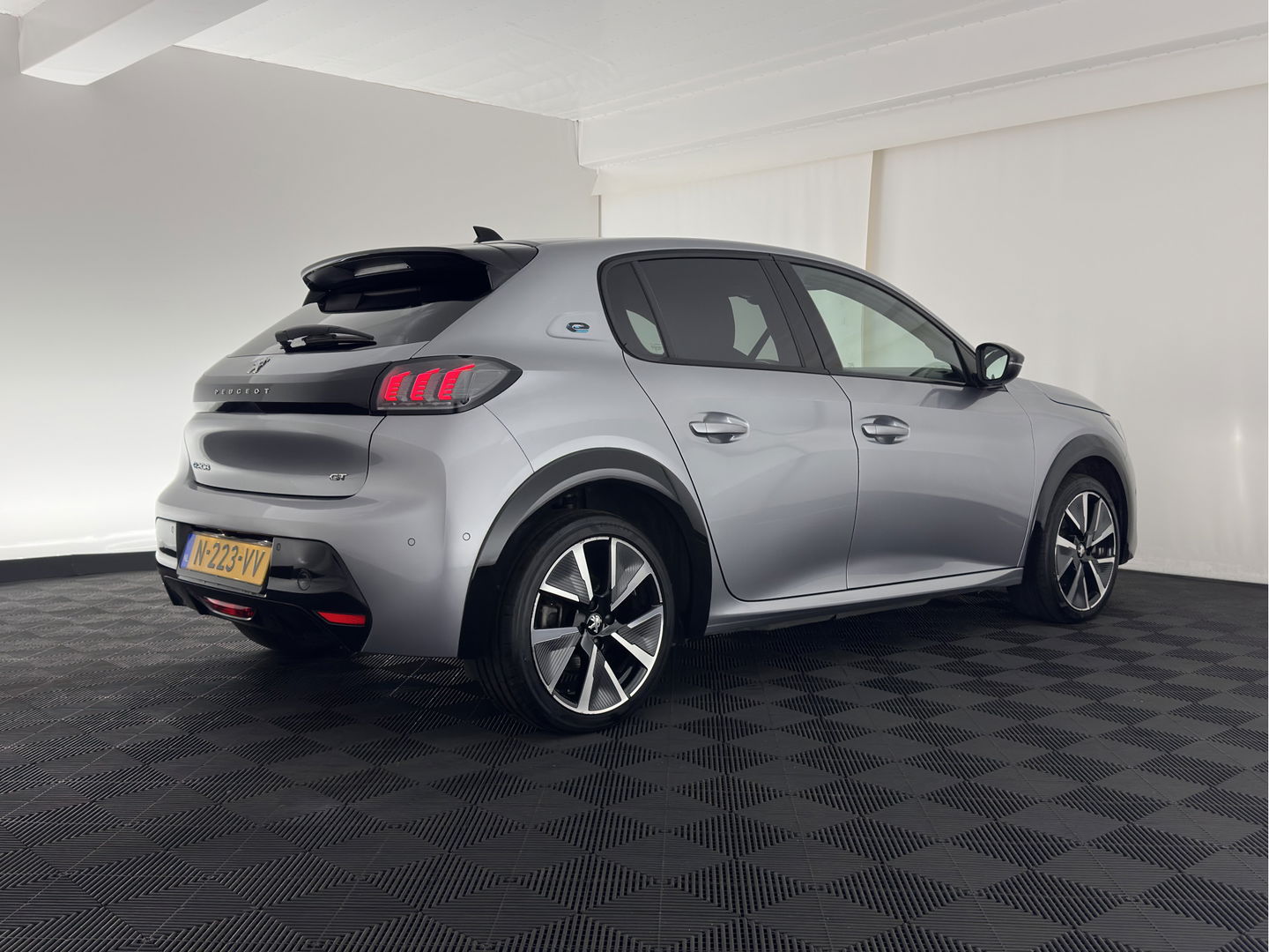 Peugeot e-208 EV GT Pack 50 kWh [ 3-Fase ] (INCL-BTW) (INCL-BTW) *FULL-LED | DIGI-COCKPIT | BLINDSPOT | CAMERA | LEATHER-ALCANTARA | AMBIENT-LIGHT | NAVI-FULLMAP | LANE-ASSIST | KEYLESS | DAB | CCS-FASTLOADER | HEATED-SPORTSEATS | 17'