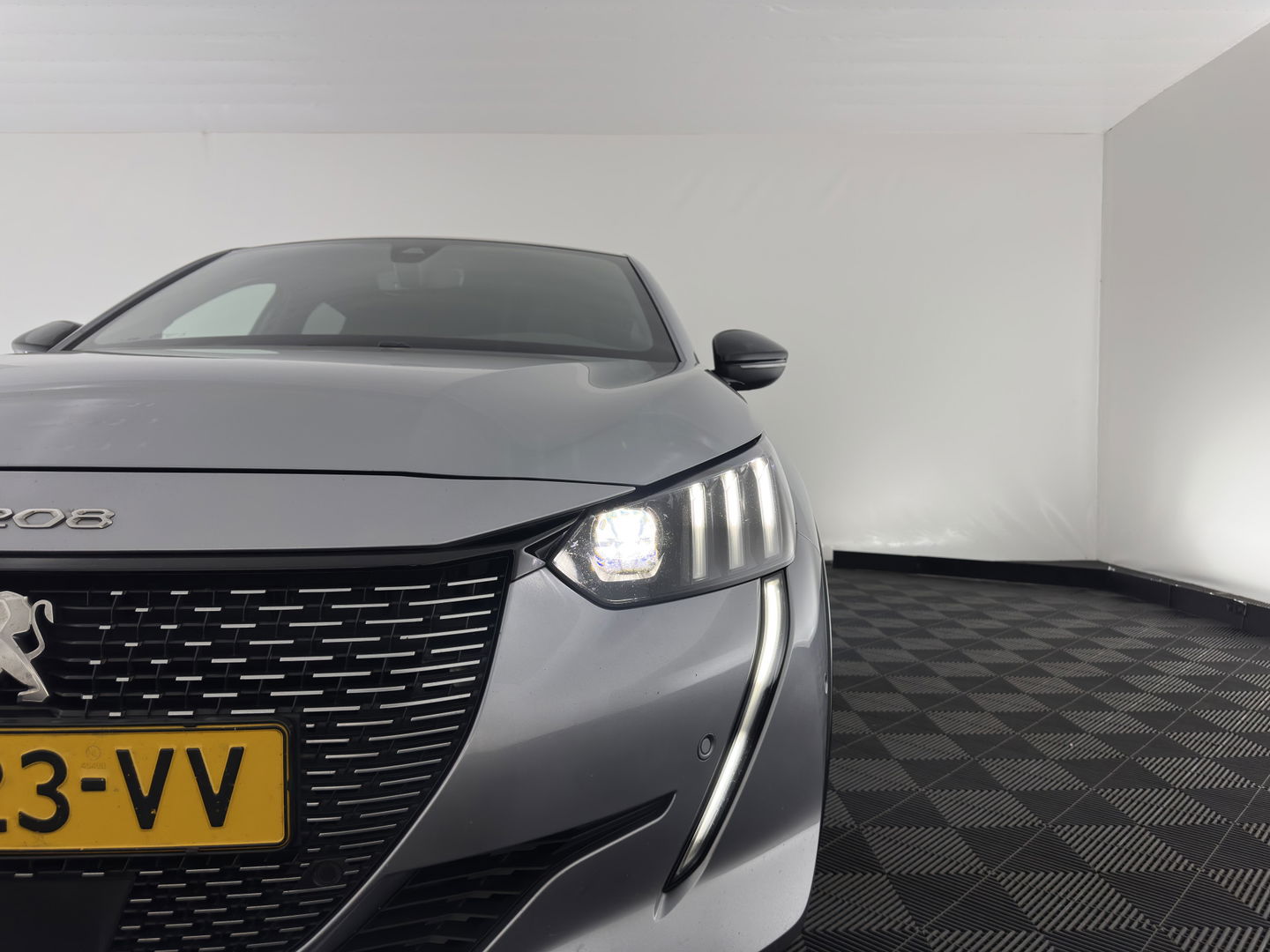 Peugeot e-208 EV GT Pack 50 kWh [ 3-Fase ] (INCL-BTW) (INCL-BTW) *FULL-LED | DIGI-COCKPIT | BLINDSPOT | CAMERA | LEATHER-ALCANTARA | AMBIENT-LIGHT | NAVI-FULLMAP | LANE-ASSIST | KEYLESS | DAB | CCS-FASTLOADER | HEATED-SPORTSEATS | 17'