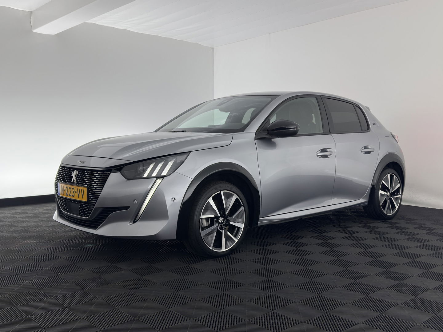 Peugeot e-208 EV GT Pack 50 kWh [ 3-Fase ] (INCL-BTW) (INCL-BTW) *FULL-LED | DIGI-COCKPIT | BLINDSPOT | CAMERA | LEATHER-ALCANTARA | AMBIENT-LIGHT | NAVI-FULLMAP | LANE-ASSIST | KEYLESS | DAB | CCS-FASTLOADER | HEATED-SPORTSEATS | 17'