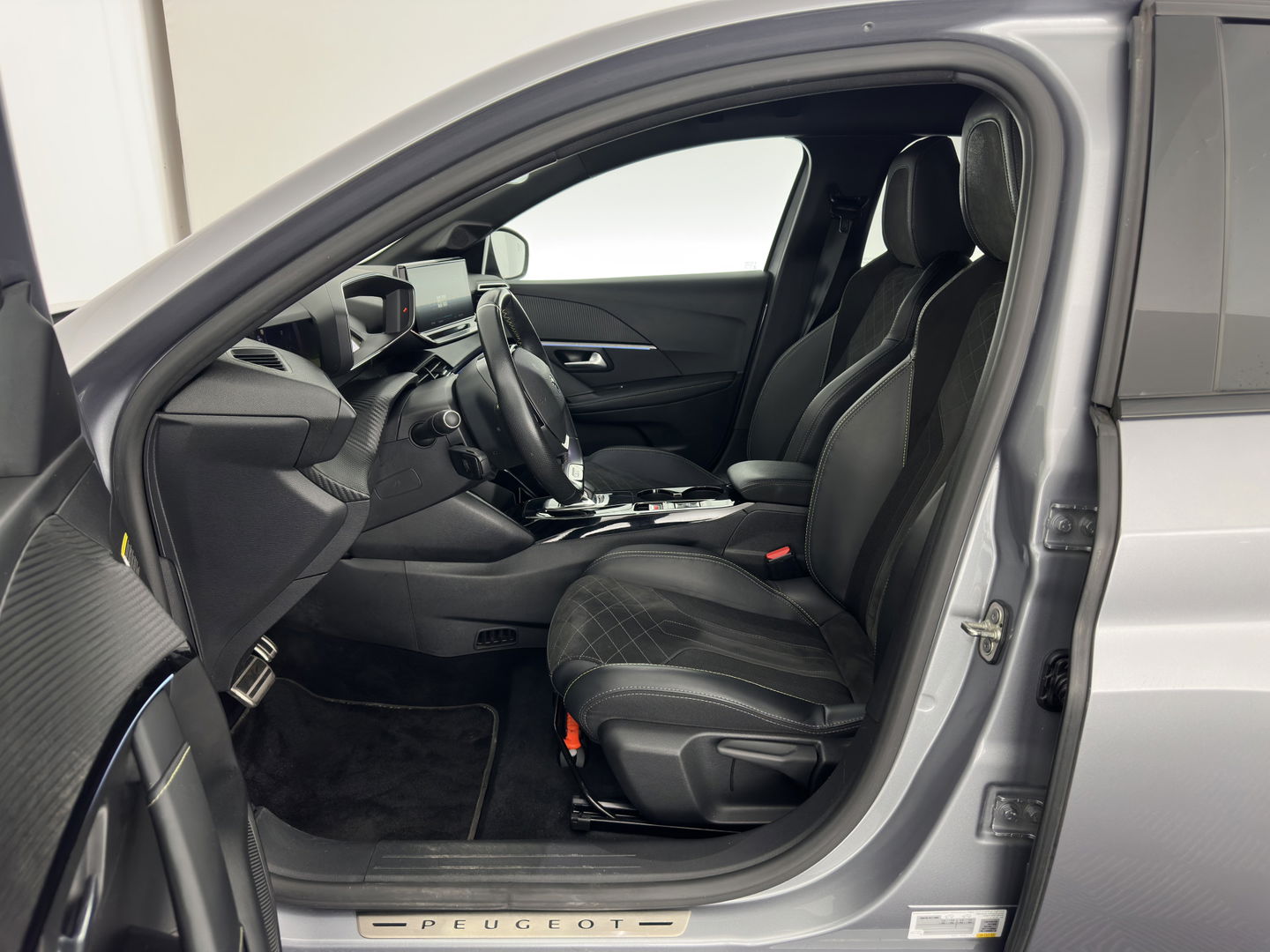 Peugeot e-208 EV GT Pack 50 kWh [ 3-Fase ] (INCL-BTW) (INCL-BTW) *FULL-LED | DIGI-COCKPIT | BLINDSPOT | CAMERA | LEATHER-ALCANTARA | AMBIENT-LIGHT | NAVI-FULLMAP | LANE-ASSIST | KEYLESS | DAB | CCS-FASTLOADER | HEATED-SPORTSEATS | 17'