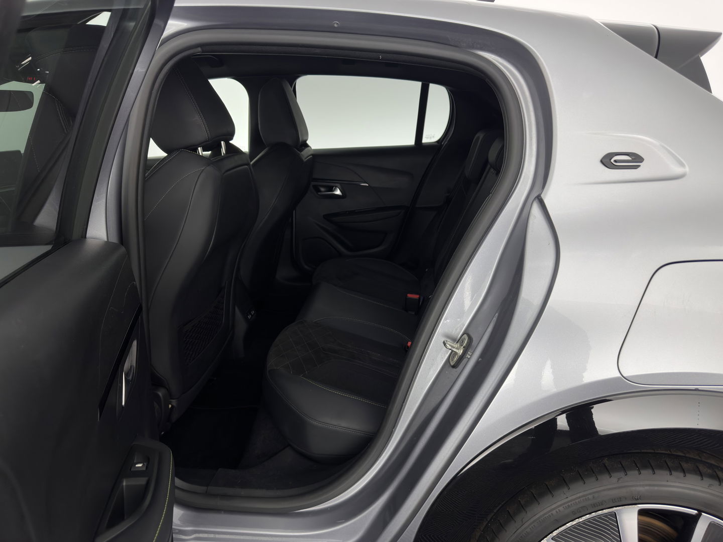 Peugeot e-208 EV GT Pack 50 kWh [ 3-Fase ] (INCL-BTW) (INCL-BTW) *FULL-LED | DIGI-COCKPIT | BLINDSPOT | CAMERA | LEATHER-ALCANTARA | AMBIENT-LIGHT | NAVI-FULLMAP | LANE-ASSIST | KEYLESS | DAB | CCS-FASTLOADER | HEATED-SPORTSEATS | 17'