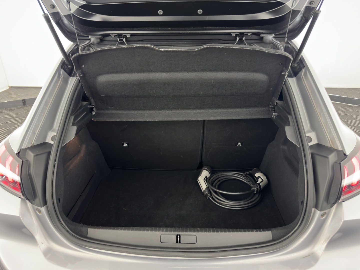 Peugeot e-208 EV GT Pack 50 kWh [ 3-Fase ] (INCL-BTW) (INCL-BTW) *FULL-LED | DIGI-COCKPIT | BLINDSPOT | CAMERA | LEATHER-ALCANTARA | AMBIENT-LIGHT | NAVI-FULLMAP | LANE-ASSIST | KEYLESS | DAB | CCS-FASTLOADER | HEATED-SPORTSEATS | 17'