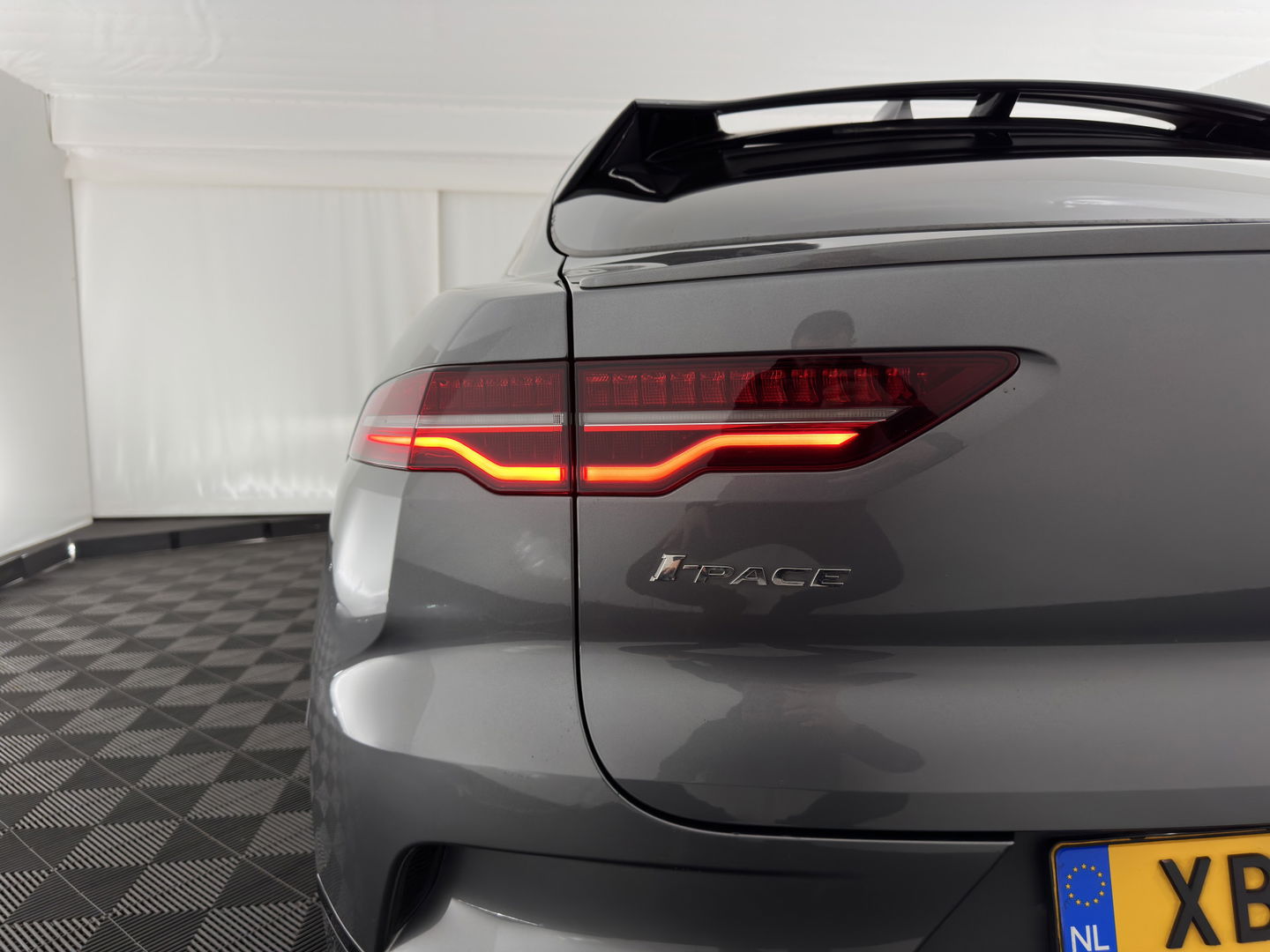 Jaguar I-PACE EV400 HSE 90 kWh (INCL-BTW) *PANO | LUXURY-LEATHER | FULL-LED | MERIDIAN-AUDIO | TOP-VIEW | MEMORY-PACK | BLIND-SPOT | DIGI-COCKPIT | KEYLESS | DAB+ | NAVI-FULLMAP | ECC | HEATED-COMFORTSEATS | PDC | CRUISE |