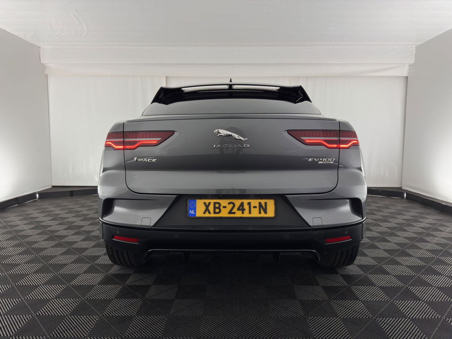 Jaguar I-PACE EV400 HSE 90 kWh (INCL-BTW) *PANO | LUXURY-LEATHER | FULL-LED | MERIDIAN-AUDIO | TOP-VIEW | MEMORY-PACK | BLIND-SPOT | DIGI-COCKPIT | KEYLESS | DAB+ | NAVI-FULLMAP | ECC | HEATED-COMFORTSEATS | PDC | CRUISE |